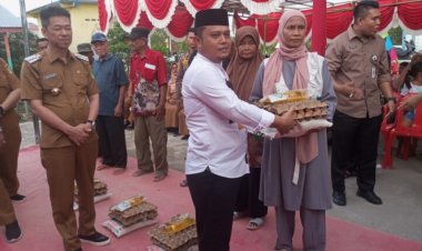 Sebanyak 500 Paket Sembako, Disalurkan Kepada Warga Melalui Baznas Rohil Disela Acara Peletakan Batu Pertama Pembangunan Gedung Sekolah Di Kecamatan Sinaboi