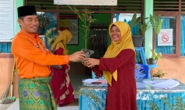 Jalankan Program Peduli Lingkungan, Camat Rantau Kopar Bagikan Bibit Pohon Peneduh
