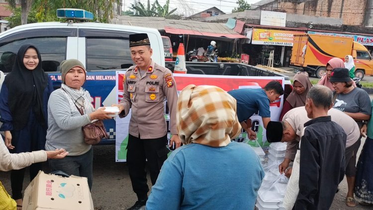 Jum'at Berbagi Polsek Tualang Sambangi Tukang Parkir Dan Pedagang Kaki Lima