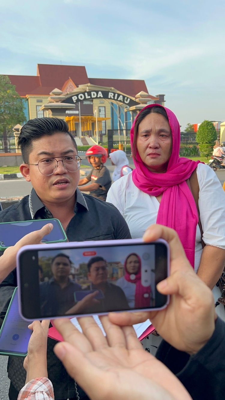 Wanita Paruh Baya Asal Inhil Sambangi Polda Riau, Minta Keadilan Agar Putrinya Bisa Bersekolah Kembali, Pasca Di Fitnah Keji