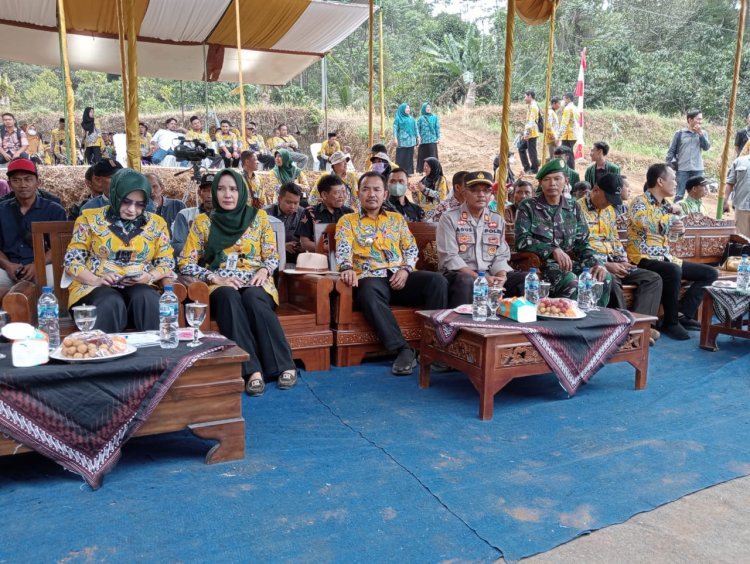 Bupati Pekalongan Serahkan Bantuan Alat Pertanian di Desa Sawangan