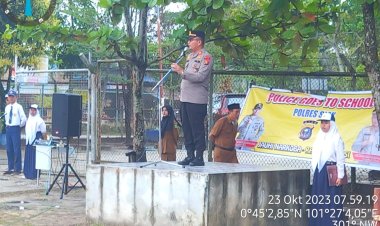 Kapolsek Minas Jadi Pembina Upacara di SMPN 1 Minas Dalam Giat Goes To School 