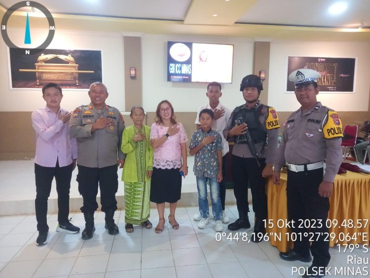 Kali Ini Personil Polsek Minas - Polres Siak Sambangi Jemaat Gereja GBI ICC Rayon XI Minas & Berikan Bantuan Sembako 