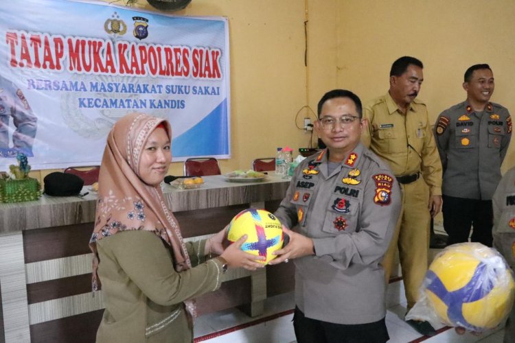 Kunjungi Masayarakat Sakai Kecamatan Kandis, AKBP Asep Sujarwadi, SIK, MSI Berikan Bantuan Helm SNI dan Alat alat Olahraga 