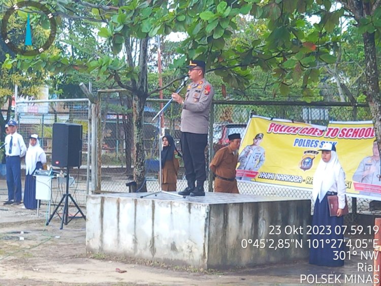Kapolsek Minas Jadi Pembina Upacara di SMPN 1 Minas Dalam Giat Goes To School 