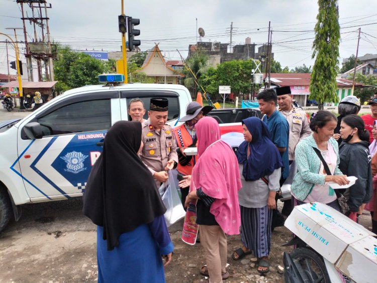 Jumat Berbagi Bersama Petugas Parkir dan Pedagang Kaki Lima di Kecamatan Tualang