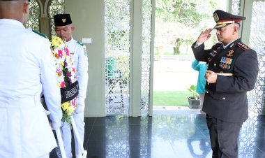 Peringati Hari Pahlawan Ke 78 Tahun 2023, Kapolres Siak AKBP Asep Sujarwadi Pimpin Upacara Ziarah Rombongan dan Tabur Bunga