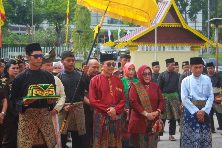 LAMR SELENGGARAKAN TEPUK TEPUNG TAWAR KAJATI AKMAL ABBAS, S. H., M. H.