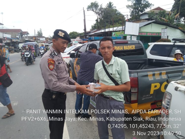 Personil Polsek Minas - Polres Siak Sambangi Sejumlah Warga di Pasar Tradisional & Masjid Nurul Huda Dalam Giat Jumat Berbagi