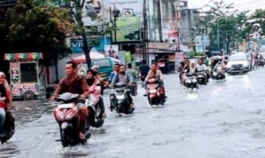Diguyur Hujan Deras, Ribuan Rumah Dan Jalan Raya Di Medan Marelan Terendam Banjir
