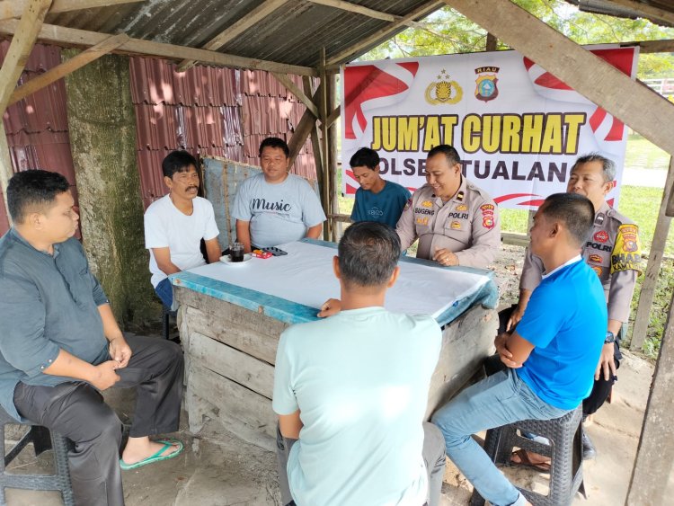 Mendengarkan Keluhan Warga Kp.Pinang Sebatang Saat Pelaksanaan Jumat Curhat