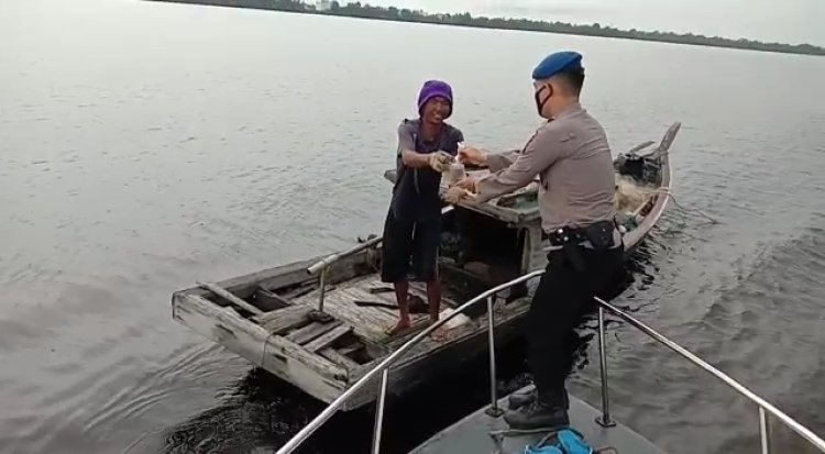 Tembus Hujan dan Angin Kencang, Satpolair Polres Siak Sampaikan Pesan Pemilu Damai Hingga Perbatasan