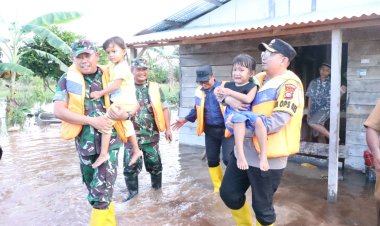 Cooling System Ciptakan Pemilu Damai , AKBP Asep Sujarwadi Selaku Kapolres Siak Tinjau Lokasi Banjir Dan Turun Langsung Beri Bantuan Evakuasi Warga