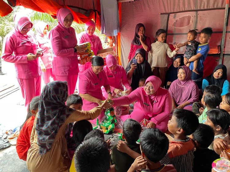 Ketua Bayangkari Cabang Siak Peduli Korban Banjir di Kec. Sungai Mandau