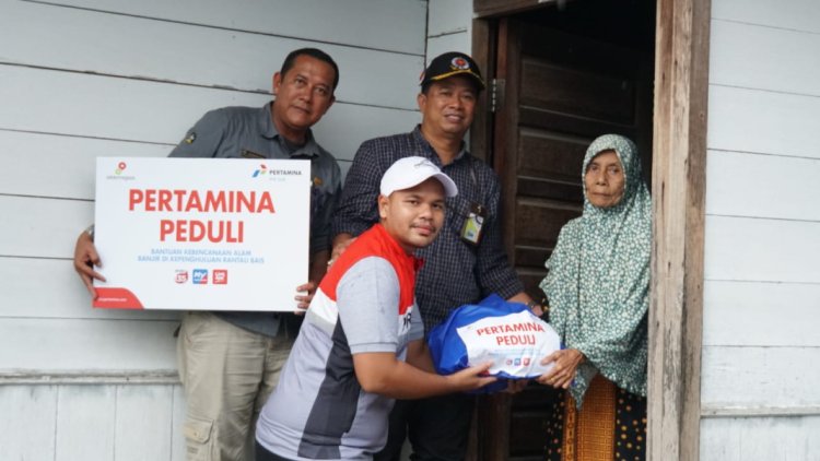 Desa Rantau Bais Banjir, PHE Siak Cepat Tanggap Beri Bantuan Bahan Pokok Bersama Bupati Rohil