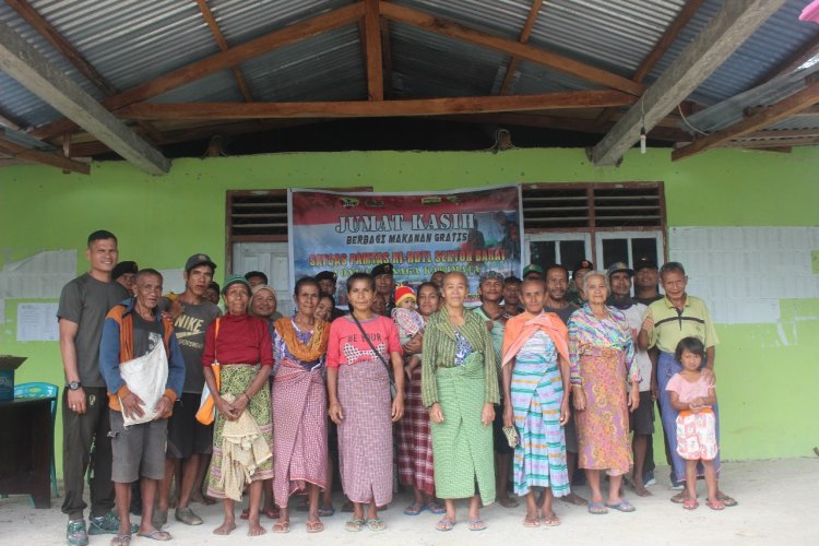 Truck Senyum Kembali Beraksi: Jumat Kasih, Satgas Yonkav 6/Naga Karimata Berbagi Kebaikan di Desa Lemon