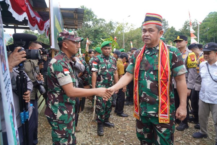 Dandim 1204/Sgu mempresentasikan program unggulannya kepada Kasad di Jagoi Babang, Kabupaten Bengkayang