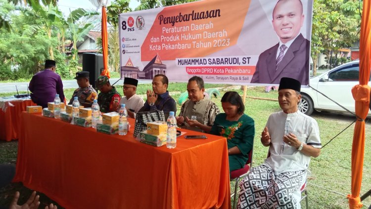 "Ketua DPRD Pekanbaru Sosialisasikan Peraturan di Jalan Hangtuah RT 01 RW 08"