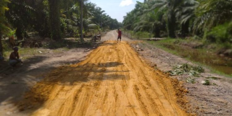 Kades Teluk Piyai Gunakan Uang Pribadi untuk Timbun Jalan Sepanjang 2 Km