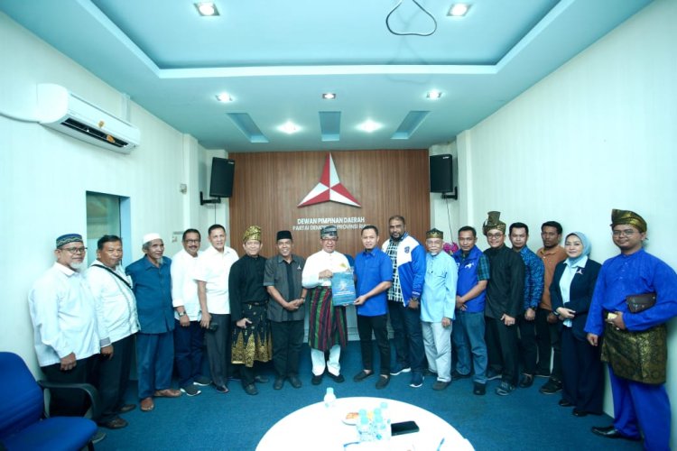 Diiringi Silat dan Kompang, HM Wardan Serahkan Formulir Pendaftaran Pilkada