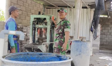 Babinsa Nogosari Kunjungi UMKM Pembuat Batako di Desa Pulutan