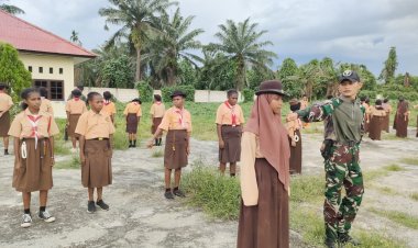 Satgas Yonif 122/TS Ajar Baris-Berbaris Siswa SMP Negeri 5 Arso Papua