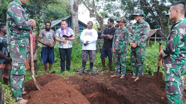 Prajurit Si'mbisa Bantu Pemakaman Warga di Assue, Papua Selatan