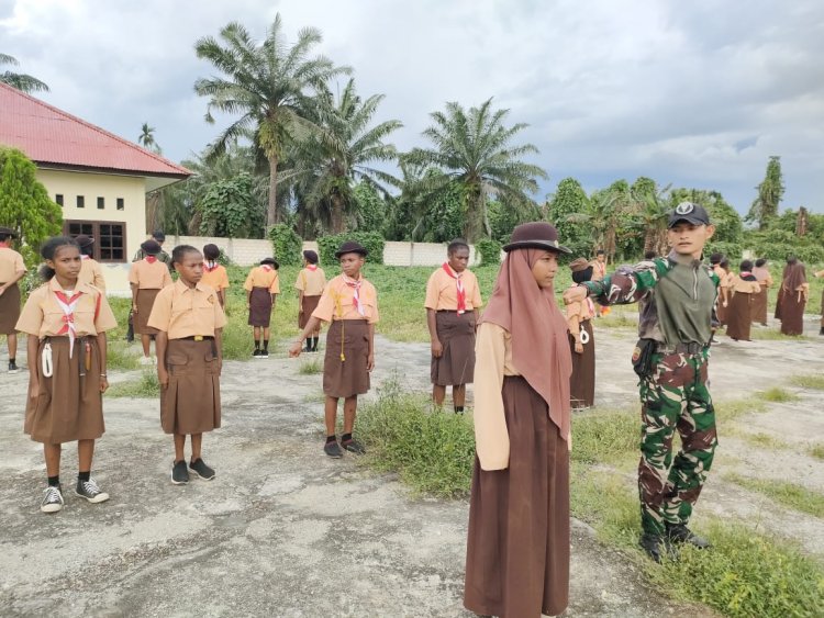 Satgas Yonif 122/TS Ajar Baris-Berbaris Siswa SMP Negeri 5 Arso Papua