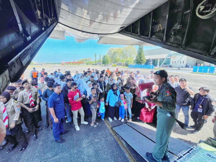 660 Warga Makassar dan Maros Antusias Ikuti Joy Flight Pesawat Hercules AU A-1330 dalam Peringatan Hari Bakti Ke-77 TNI AU