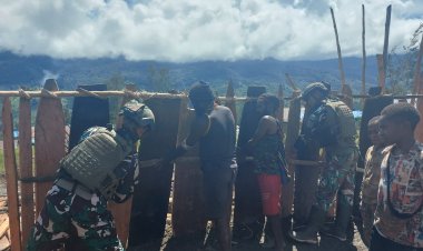 TNI Satgas Yonif 323/BP Bangun Honai Bersama Warga Kampung Gigobak