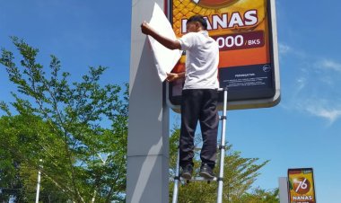Bapenda dan Satpol PP Pekanbaru Tertibkan Reklame Tak Berizin di Jalan Soekarno-Hatta