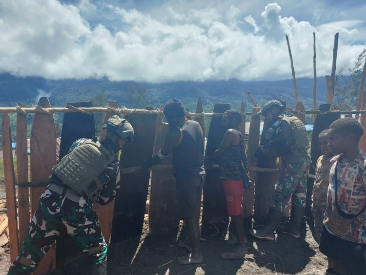 TNI Satgas Yonif 323/BP Bangun Honai Bersama Warga Kampung Gigobak