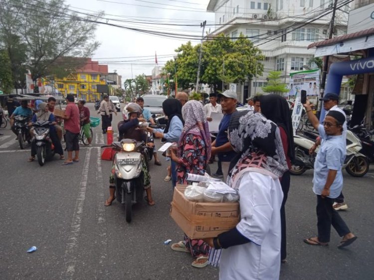 Relawan BiJaK Bermarwah Bagikan Takjil dan Souvenir untuk Dukung H. Bistamam dan Jhony Charles di Pilkada Rohil 2024