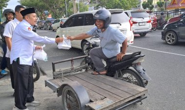 Berbagi Takjil, Kanwil Kemenag Riau Salurkan 150 Paket Kemasyarakat