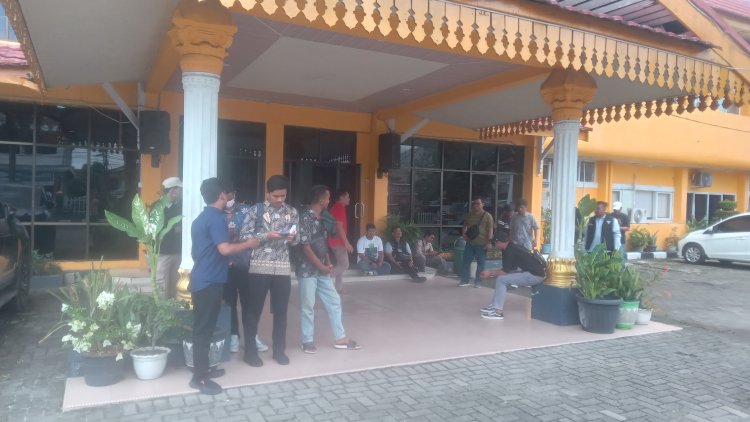 Ijazah di Tahan Perusahaan, Puluhan Mantan Karyawan  Perusahaan Tour And Travel di Pekanbaru Buat Laporan