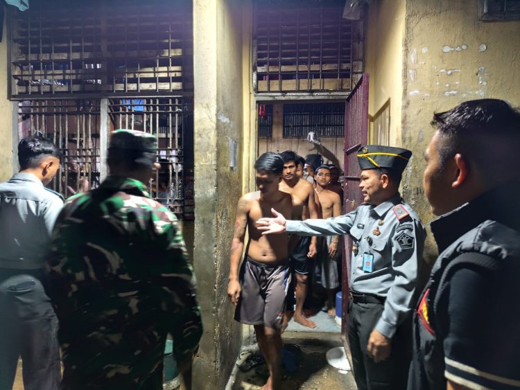 Tingkatkan Keamanan, Rutan Rengat Geledah Kamar Tahanan