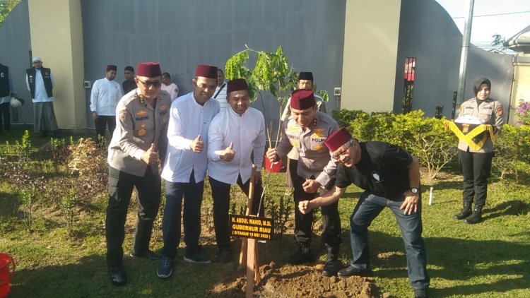 Melibatkan Ustad Abdul Somad dan Rocky Gerung, Kapolda Riau Tanam Pohon di Mapolda Riau