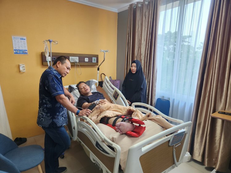 Jenguk Wakapolres Kuansing yang Ditabrak Pebalap Liar, Kapolda Riau Nyatakan Pelaku Diproses Hukum