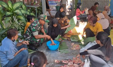 Babinsa Imbau Gunakan Daun Pisang Bungkus Daging Qurban