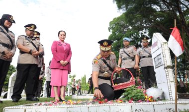 Peringati HUT Bhayangkara ke 79, Kapolda Riau Ziarah dan Tabur Bunga di Taman Makam Pahlawan