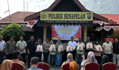 Polsek Senapelan Salurkan Sembako Untuk Warga Kurang Mampu
