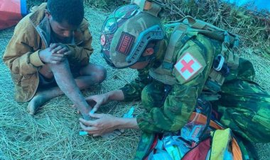 Satgas TNI Rawat Pengungsi Eronggobak di Tengah Konflik