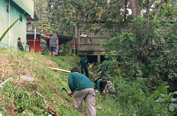 Babinsa Klego Bersihkan Irigasi Waduk Bade