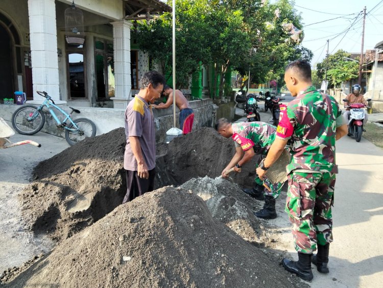 Babinsa Sragen Bantu Warga Perlebar Selokan Cegah Banjir