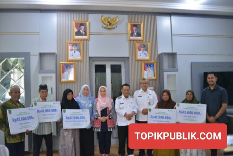 Bupati Rohil Serahkan Santunan BPJS, Aspirasi Karmila Sari