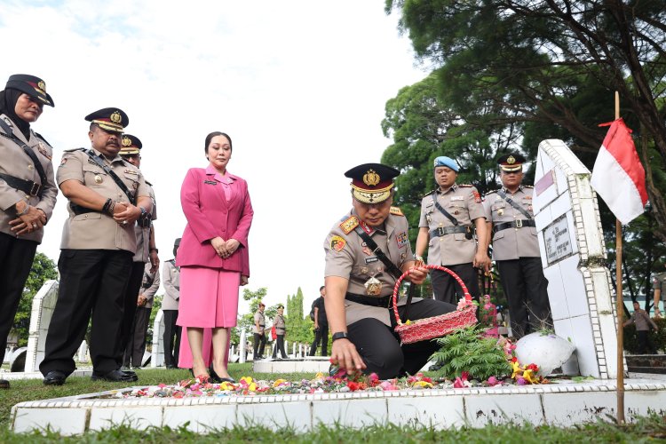 Peringati HUT Bhayangkara ke 79, Kapolda Riau Ziarah dan Tabur Bunga di Taman Makam Pahlawan