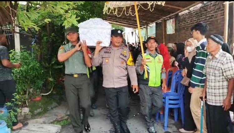 Babinsa Serengan Takziah, TNI Hadir di Tengah Duka Warga