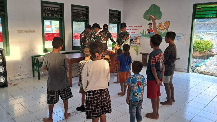 TNI Berbagi Gizi untuk Anak Perbatasan di Mutis