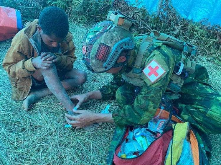 Satgas TNI Rawat Pengungsi Eronggobak di Tengah Konflik