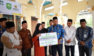 Wabup Siak Salurkan Zakat Konsumtif dan Produktif 2025